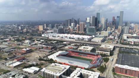 Dieses-Video-Zeigt-Eine-Luftaufnahme-Der-Skyline-Von-Downtown-Houston-An-Einem-Bewölkten-Tag
