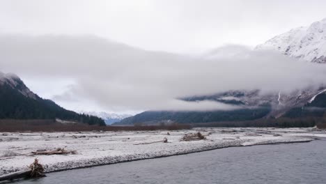 Nebel-Liegt-über-Einem-Fluss-In-Einem-Bergtal-In-Alaska