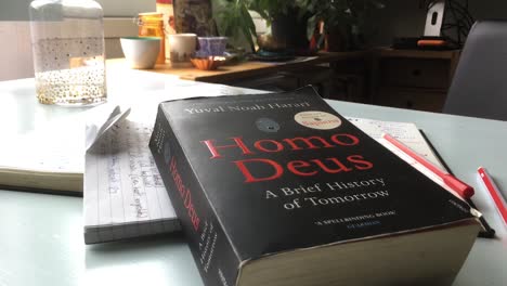 The-paperback-book-Homo-Deus-by-Yuval-Noah-Harari,-professor-at-the-Hebrew-University-in-Jeruzalem