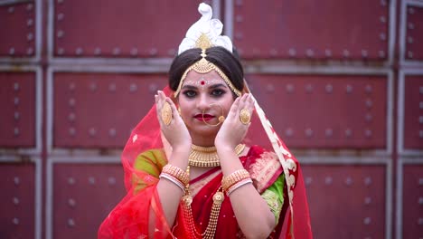 Schüchterne-Und-Glückliche-Indische-Bengalische-Braut-Späht-Zwischen-Ihre-Hände-Und-Lächelt