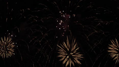 Feuerwerk-Während-Des-Pyrotechnischen-Festivals-Von-Cannes-Geschossen