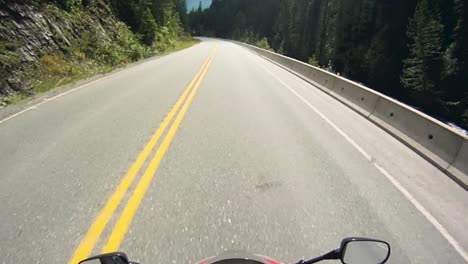 POV-Clip-Eines-Motorradfahrers-Auf-Einem-Kurvigen-Bergwaldweg-Im-Sommer