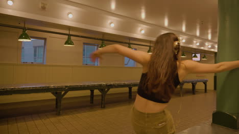 Joven-Bailarina-Contemporánea-En-El-Mercado-Urbano-Después-De-Horas