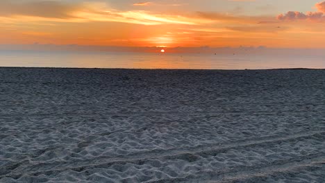 Timelapse-of-a-sunrise-on-South-Beach,-Miami-Beach,-Florida