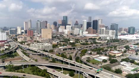 Dieses-Video-Zeigt-Eine-Luftaufnahme-Der-Skyline-Von-Downtown-Houston-An-Einem-Bewölkten-Tag