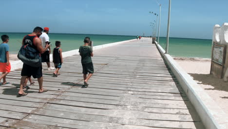 Touristen,-Die-Durch-Das-Dock-Am-Puerto-Progreso-Gehen-Leben-In-Merida-Yucatan-Mexiko