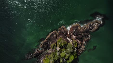 Imágenes-De-Drones-De-4k-De-Una-Hermosa-Playa-Vacía-Con-Agua-Azul,-Paisajes-De-La-Costa-Oeste-De-Columbia-Británica,-Canadá