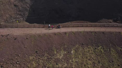 Turistas-En-La-Cima-Del-Volcán-Vesubio-Con-Una-Lenta-Revelación-De-La-Montaña