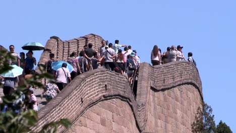 Touristen-Auf-Der-Chinesischen-Mauer-In-China