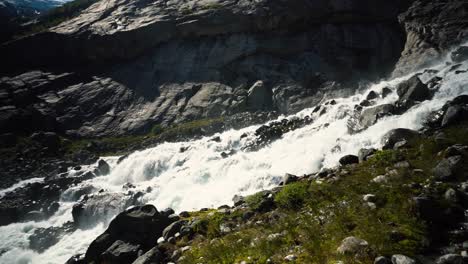 Süßwasser-Im-Fluss,-Der-Vom-Norwegischen-Folgefonna-Gletscher-Abfließt