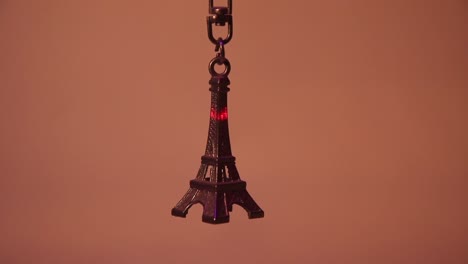 Primer-Plano-Del-Llavero-De-La-Mini-Torre-Eiffel-De-Recuerdo-De-Metal