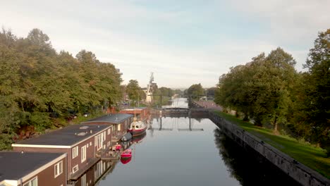 Ehemaliges-Industriegebiet-Und-Transportkanal-In-Der-Stadt-Utrecht,-Jetzt-Reformiert-In-Ein-Grünes-Viertel-Mit-Schwimmenden-Häusern,-Erholungsgebieten-Und-Radweg