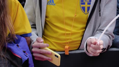 Zeitlupenaufnahme-Eines-Schwedens,-Der-Die-Schwedische-Flagge-Schwenkt-Und-Mit-Einem-Gelben-Telefon-Beim-Kmd-Ironman-Kopenhagen-2018-Filmt