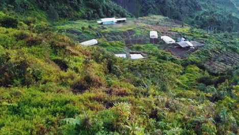 Una-Cabaña-Papú-Nativa-En-Lo-Alto-De-Las-Montañas-De-Papú,-Indonesia