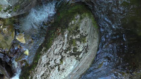 Gebirgsfluss,-Der-über-Felsen-Und-Felsbrocken-Im-Wald-Fließt,-Bistriski-Vintgar-Schlucht-Auf-Dem-Pohorje-berg,-Slowenien,-ökologisches-Sauberes-Wasserkonzept,-Natürliche-Ressourcen,-Vogelperspektive-Von-Oben