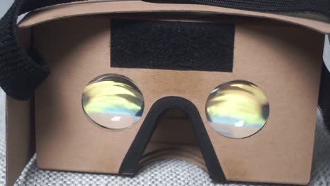 Virtual-Reality-Headset-Auf-Einer-Couch