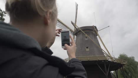 Tourismus-In-Den-Niederlanden---Eine-Junge-Frau-Fotografiert-Eine-Alte-Windmühle