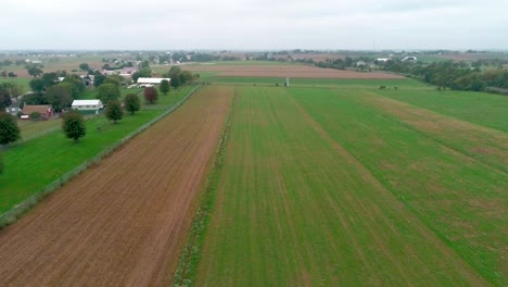 Drone-Ariel-Vista-De-Las-Tierras-Agrícolas-Amish-Y-La-Reunión-Del-Domingo-Amish