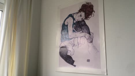 Eine-Nachbildung-Der-Frau-Des-Künstlers-Des-Berühmten-Malers-Egon-Schiele,-Sitzende-Frau-Mit-Angezogenen-Beinen,-1917