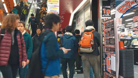 Lapso-De-Tiempo-De-Personas-Que-Toman-La-Escalera-Mecánica-En-El-Centro-Comercial-Ginza-En-Tokio,-Japón