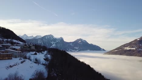 Vuelo-Recto-Muy-Por-Encima-De-La-Niebla-En-Suiza