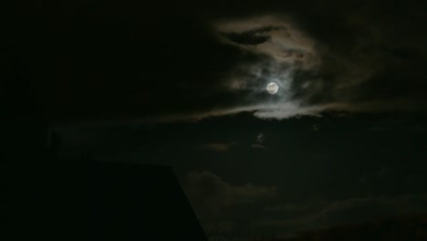Cielo-Oscuro-Nublado-Con-Una-Luna-Llena-Brillante-En-El-Este-De-Berlín,-Alemania
