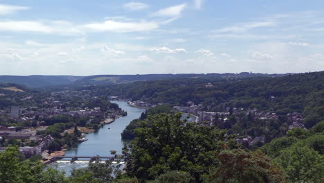 Panoramablick-über-Die-Stadt-Und-Das-Maastal-Von-Der-Spitze-Der-Zitadelle-Von-Namur,-Belgien,-Linke-Pfanne