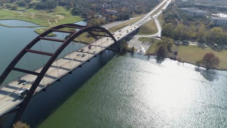 Dieses-Video-Handelt-Von-Einer-Luftaufnahme-Der-Pennybacker-Bridge-In-Austin,-Texas