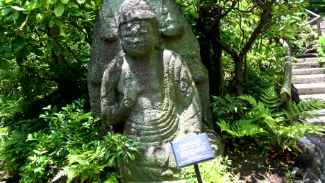 Noch-Gesamtansicht-Steinerne-Budda-Statue