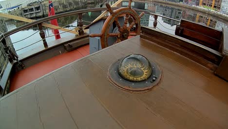 Zoom-Schuss-Von-Piratenschiff-Kompass-An-Deck