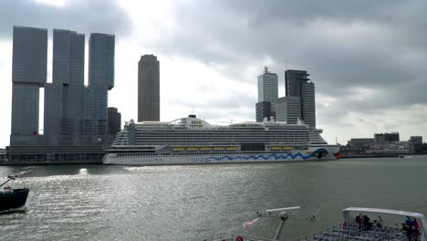 Vista-Desde-El-Puente-Erasmus-En-La-Terminal-De-Cruceros-A-La-Cabeza-Del-Sur-De-Rotterdam