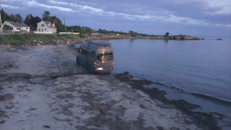 Mercedes-Reisebus,-Der-Einen-Kleinen-Bach-Am-Kettle-Cove-Beach,-Maine,-überquert
