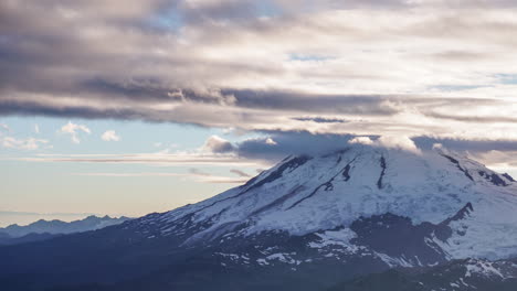 Timelapse-Wolken,-Die-Sich-über-Einen-Berg-Bewegen---Mount-Baker-Washington