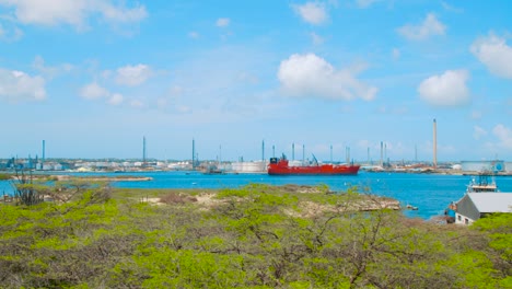 Pfanne-Mit-Rotem-Öltanker,-Der-Im-Hafen-Der-Ölraffinerieinsel-Curaçao-Liegt