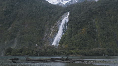 Ein-Wasserfall,-Der-An-Einem-Wintertag-In-Neuseeland-In-Die-Fjorde-Des-Milford-Sound-Stürzt