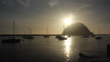 Zeitraffer-Des-Sonnenuntergangs-über-Dem-Hafen-Von-Morro-Bay