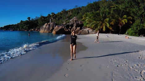 Una-Hermosa-Mujer-Rubia-Camina-Por-La-Impresionante-Playa-De-Anse-Georgette-De-Las-Seychelles