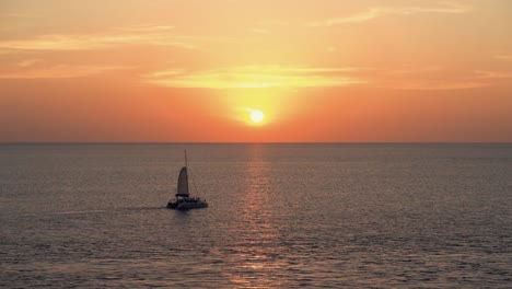Segelboot-Während-Des-Sonnenuntergangs