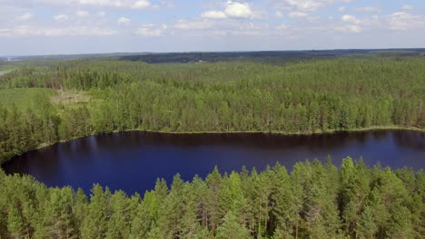 Wunderschönes-Drohnenvideo-Von-Einem-Waldsee-In-Der-Finnischen-Wildnis