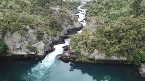 Eröffnung-Des-Wasserkraftwerks,-Wodurch-Der-Waikato-Fluss-In-Der-Nähe-Von-Taupo,-Neuseeland,-überschwemmt-Wurde