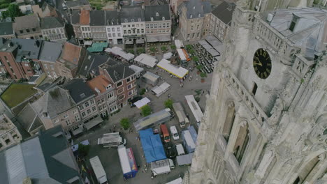 Luftaufnahme:-Ein-Markt-Auf-Einem-Kirchplatz-Im-Zentrum-Der-Stadt-Mit-Blick-Auf-Die-Stadtbasilika