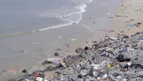 Wasserverschmutzung-Durch-Weggeworfene-Plastiktüten