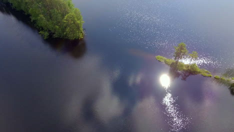 Hermoso-Video-De-Dron-Girado-Por-Un-Banco-De-Una-Pequeña-Capa-En-Un-Lago-Forestal-Finlandés