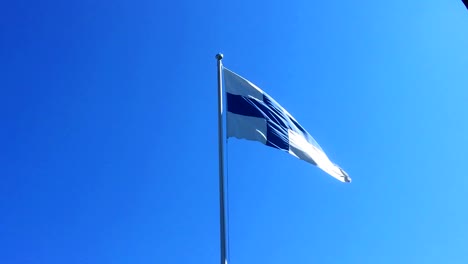 Bandera-De-Finlandia-Ondeando,-Blanca-Con-Cruz-Azul