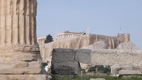 Tiro-Deslizante-Del-Partenón-Y-Un-Antiguo-Pilar-Romano