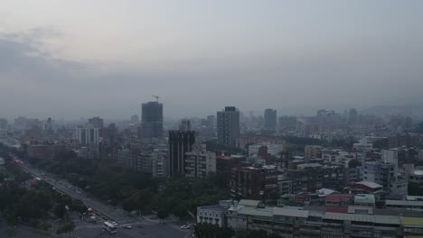 Drohnenaufnahme-Von-Taipei-Direkt-Nach-Sonnenuntergang,-Wo-Sie-Verschmutzung-Und-Dunst-Sehen-Können