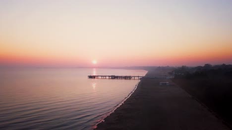 Nebeliger-Sonnenaufgang-über-Dem-Meer