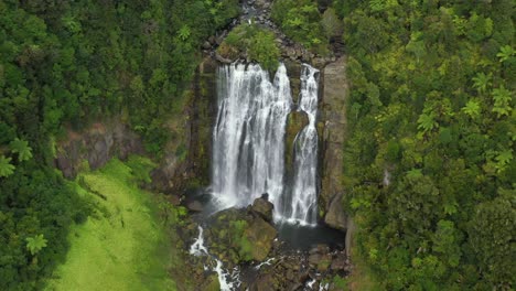 Cascada-Secreta-En-Nueva-Zelanda-Isla-Norte-Vista-Aérea-De-Drones-4k-Arbusto-Nativo