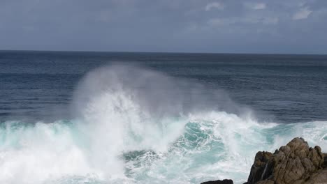 Wave-crashing-against-rocks,-Pacific-Grove-California