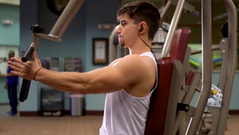 Nahaufnahme-Eines-Jungen-Bodybuilders,-Der-In-Einem-Fitnessclub-Am-Brustmuskel-Arbeitet